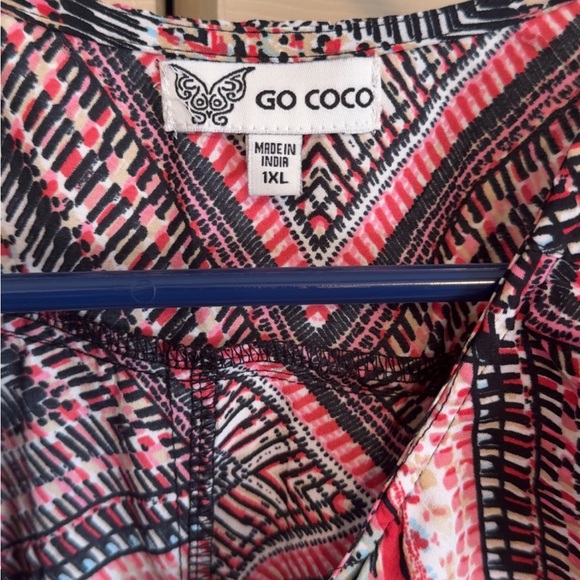 Chic Sleeveless Geometric Blouse - Picture 2 of 2